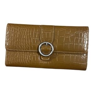 Elegant Tan Croc-Embossed Clutch